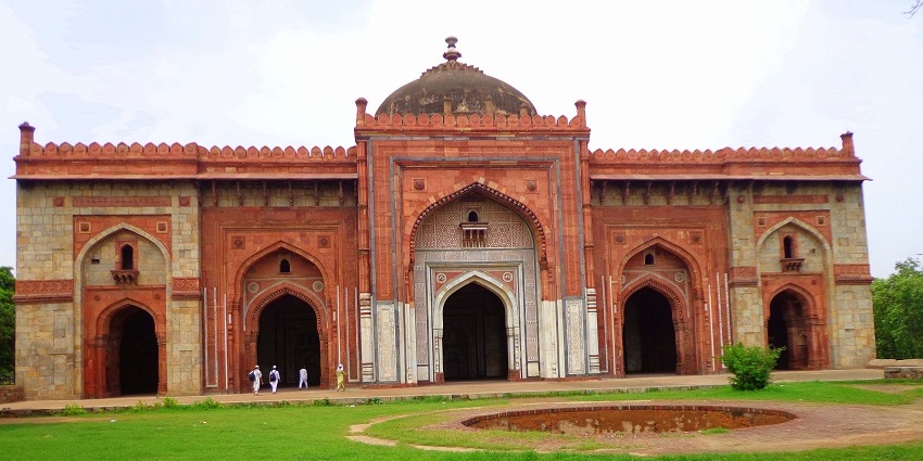 Quila-i-Kuhna Mosque is situated within the Old Fort Complex premises in Delhi.
