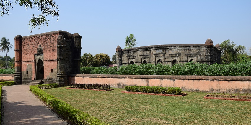 A well-kept garden surrounding Qutb Shahi Mosque, one of the top mosques in Ahmedabad