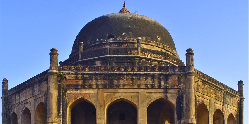 Qutub Khan’s Tomb is dedicated to Adam Khan, a general of ruler Akbar in the Mughal era.