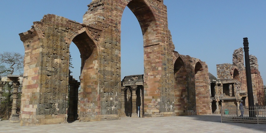Qutub Masjid is frequented by tourists and locals on Fridays and festivals.