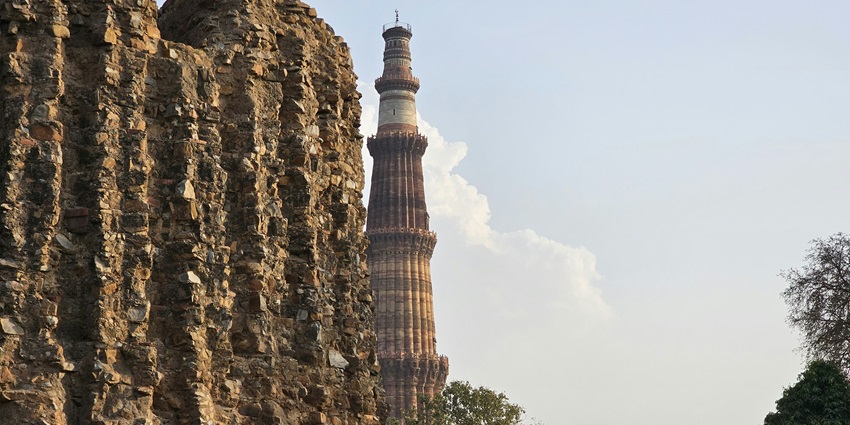 Qutub Minar is one of the historic landmarks close to the National Museum Delhi.