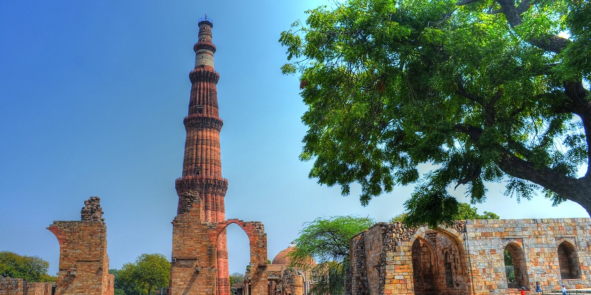 Scenic image of the marvellous Qutub Minar and its surroundings under the blue sky