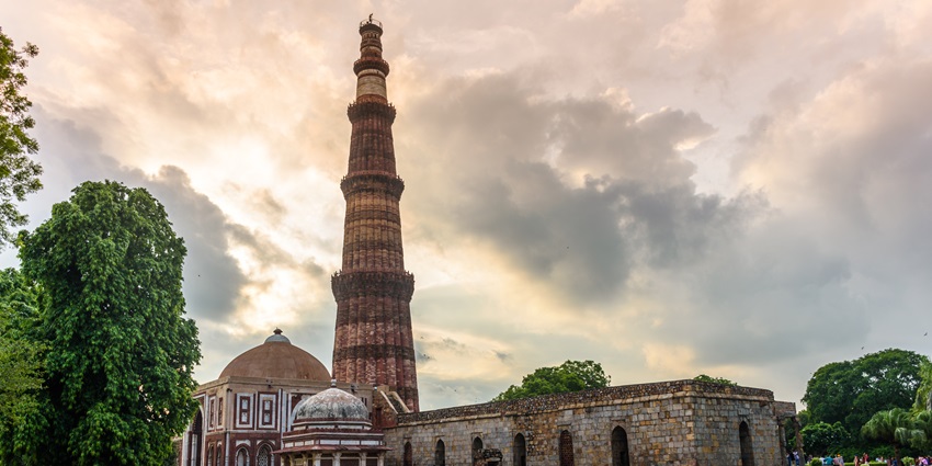 Qutub Minar is one of the historical places to visit in South Delhi with friends.