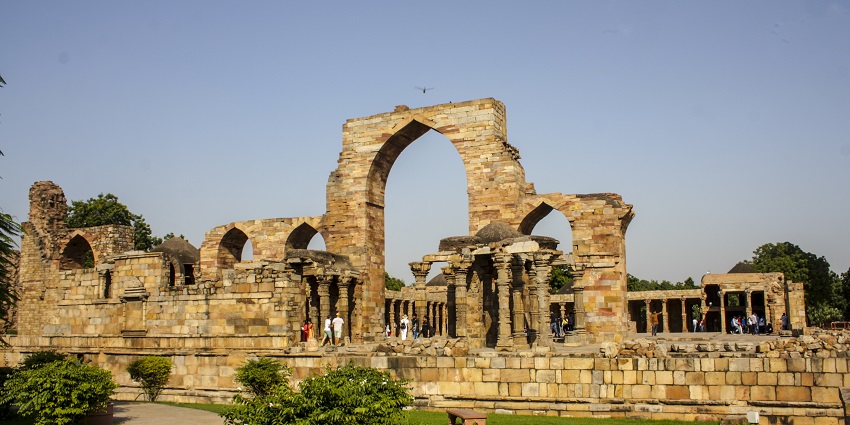 A mesmerising view of the Quwwatul- Islam Mosque, one of the best mosques in Delhi.