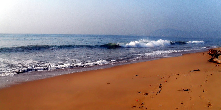 A clear view of the R.K. Beach in Visakhapatnam along with the coast touching the waters of Bay of Bengal
