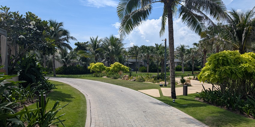 A picture of a lush garden area of a resort in Kota for a grand New Year celebration In Kota.