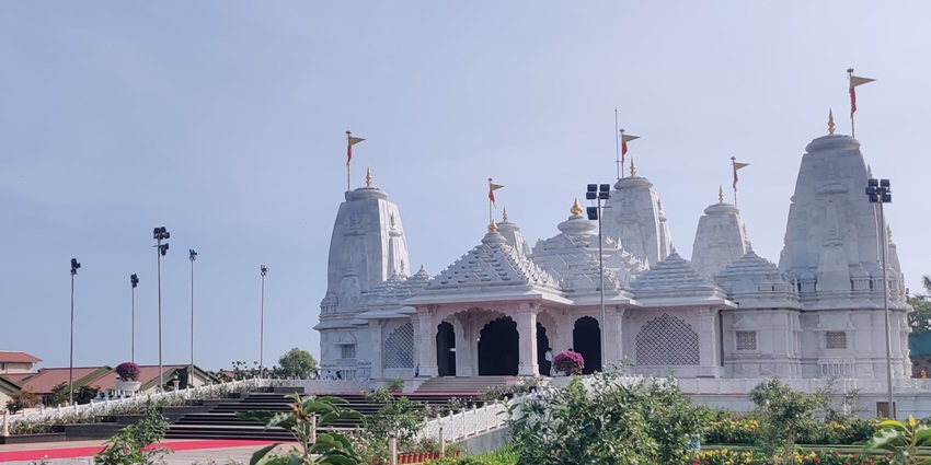 A picture of a vast compound of a temple in Panjim, surrounded by lush greenery