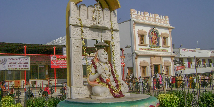 Snapshot of the beautiful image of the Temple dedicated to Hanuman Ji in Mantralayam