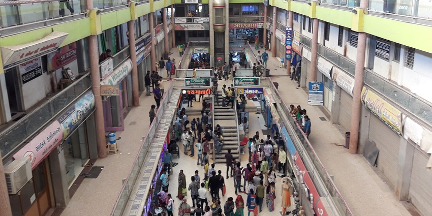 Raghukul Mall featuring stores for clothes, accessories, and electronics.