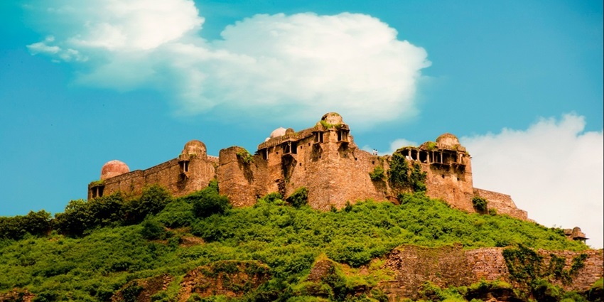 View of Raisen Fort in Madhya Pradesh, the best place near Salkanpur Temple, showcasing its ancient stone walls.
