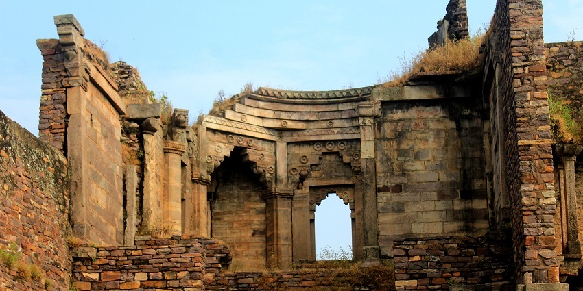 An image of Raisen Fort with its historical architecture and expansive views.