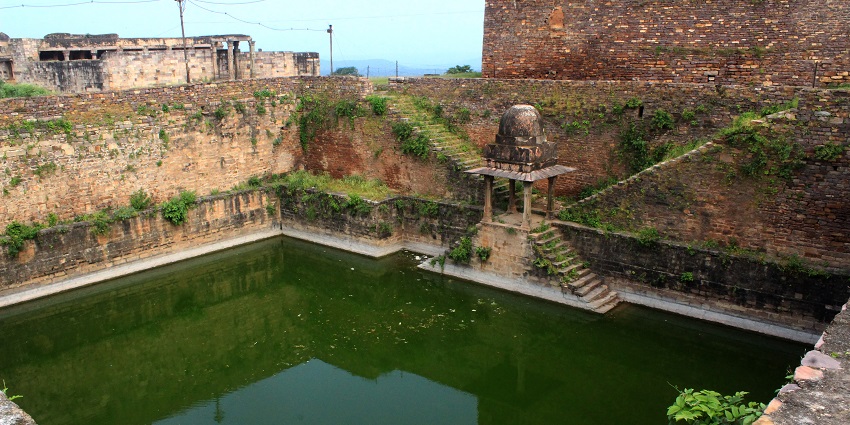 A scenic view of Motia Talab with the historic Raisen Fort in the background, one of the best places to visit near Bhopal for couples.
