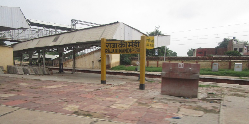 Raja Ki Mandi Railway Station in Agra, a place to visit near Bharatpur.