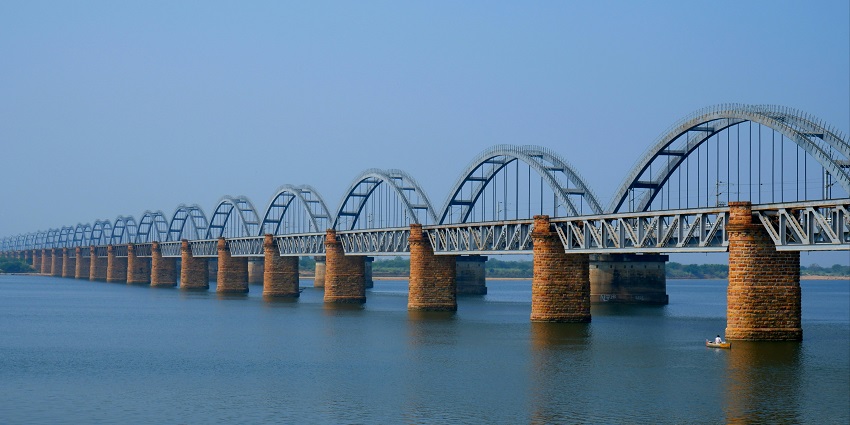 A quaint bridge at Rajahmundry, one of the scenic places to visit near Kakinada.