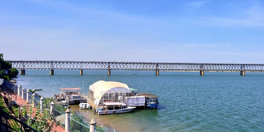 Railway bridge crossing over the beautiful River Godavari located in Rajahmundry