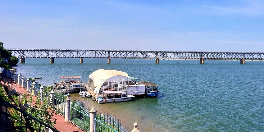An image of a boat sitting in Godaveri River located in Rajahmundry, Andhra Pradesh.