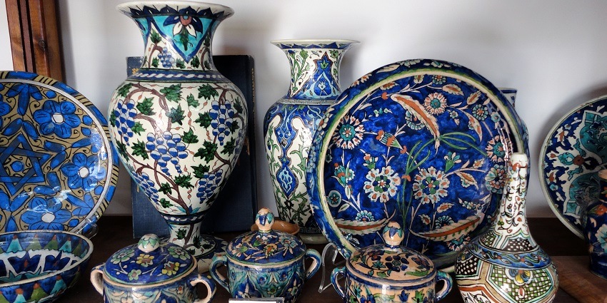 Rajasthali Emporium offers authentic Rajasthani handicrafts and quality souvenirs.