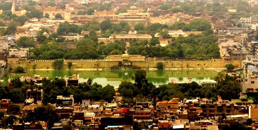 A panoramic view of Jaipur, known as the “Pink City" of Rajasthan, one of the best tourist attractions in Rajasthan