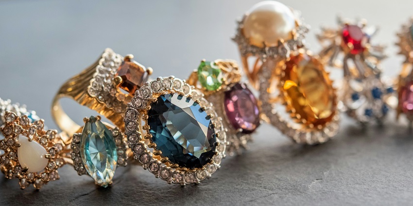 Elegant gold and green gemstone ring on display for jewellery shopping in Udaipur.