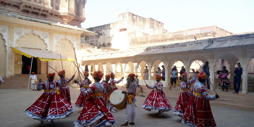 Mehrangarh Fort festival celebrates Rajasthani folk music with vibrant artists.