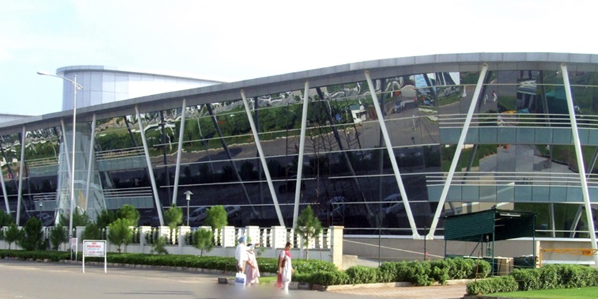 Places to visit in Hinjewadi feature Rajiv Gandhi Infotech Park with modern architecture.