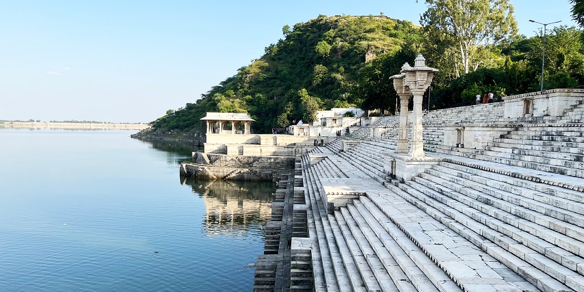 The view of Rajsamand Lake, one of the most beautiful places to visit near Udaipur
