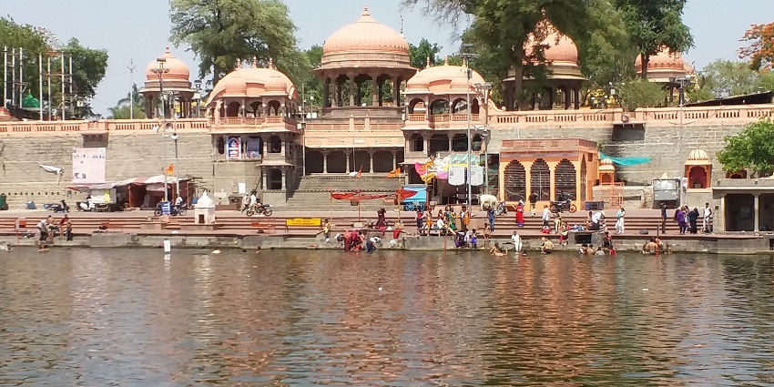 An image showing the view of Mandakini River at Ram Ghat which is an idyllic places to visit in Chitrakoot