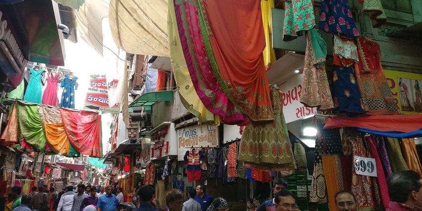 Trendy bags, footwear, and jewellery are being displayed at Ramdevnagar Market, which is quite popular among youth.