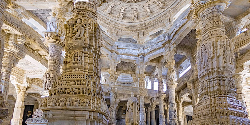 Intricately carved pillars of Ranakpur Jain Temple, one of the best places to visit in Kumbhalgarh.