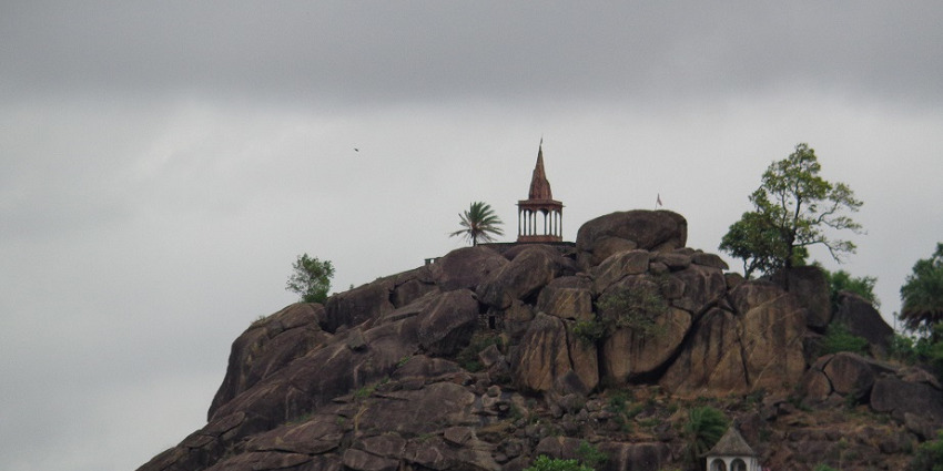 Ranchi Hill is one of the most beautiful attractions near the Ormanjhi Water Park.