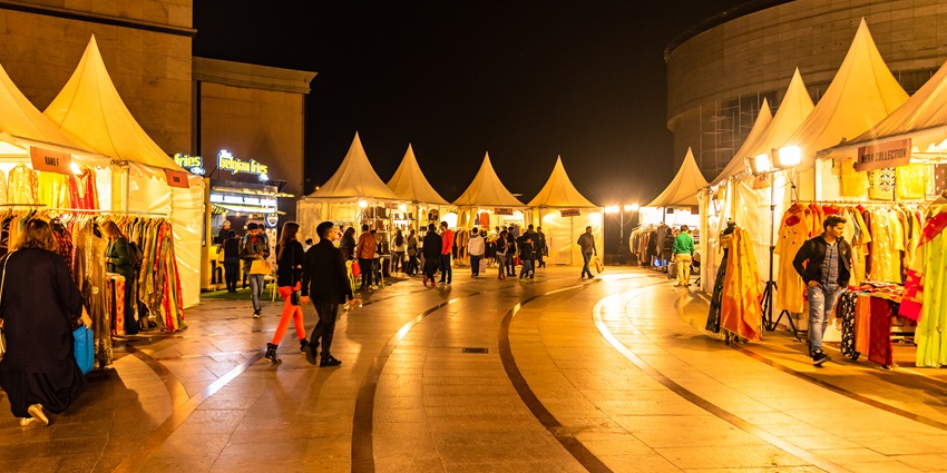 Rander Road Market is a local hot destination for traditional wear, footwear, and handbags at low prices