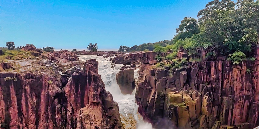 An image showing the scenic view of Raneh Falls in Madhya Pradesh, a place to visit in Chhatarpur.