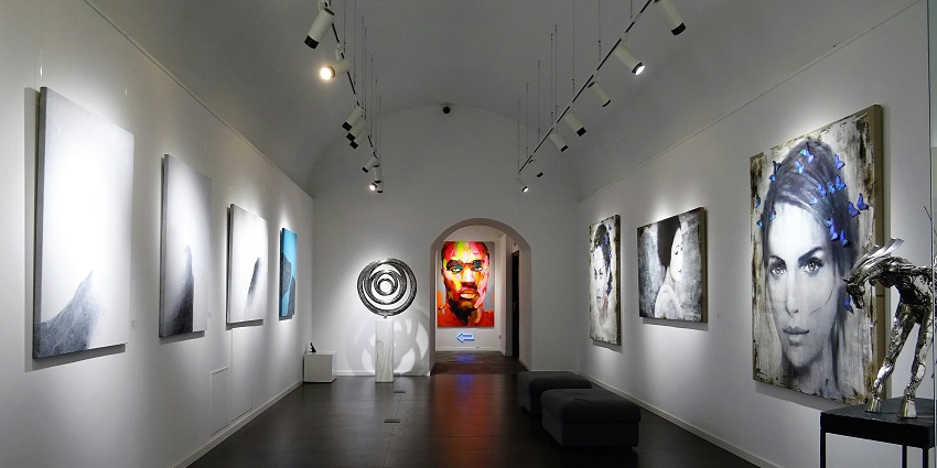 Indore museums displaying artefacts and paintings in Rani Ahilya Bai Holkar Museum.