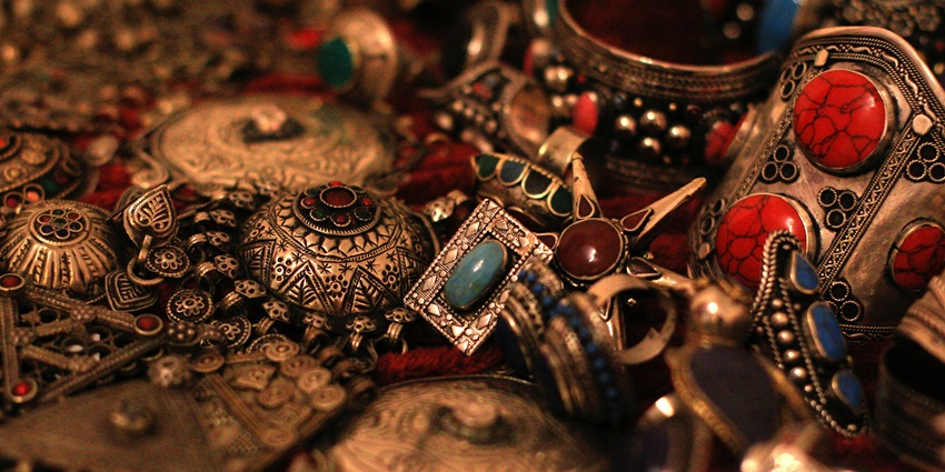 Vintage jewellery at Rani Bazaar, one of the top places for shopping in Bikaner.