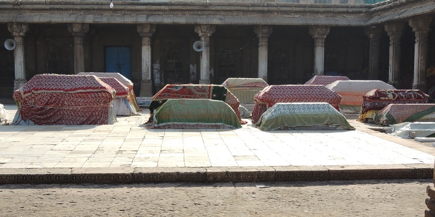 The tomb of the Queen of Ahmedabad is a must-visit attraction near Rasala Nature Park.