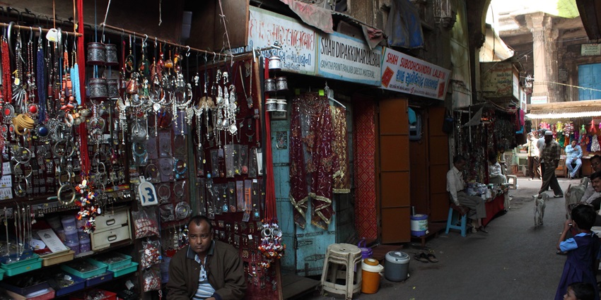 Crowded Rani No Hajiro is congested and sells sarees, lehengas, and traditional Gujarati clothes.