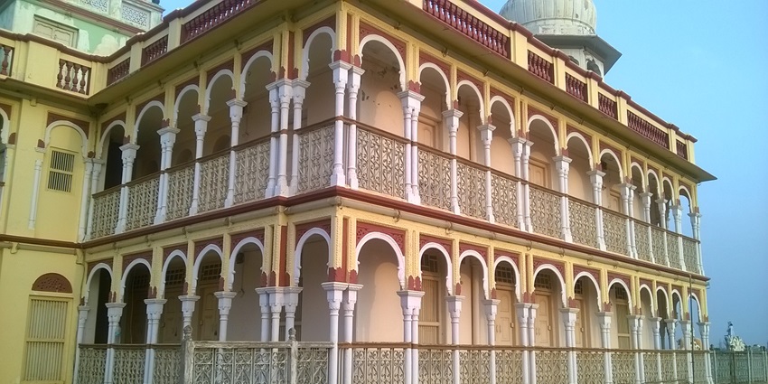 A picture of the exteriors of the Rani Sati Temple with abundance of pillars and intricate walls
