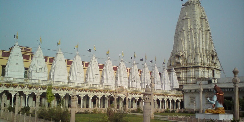 Exterior view of the Rani Sati Temple in Jhunjhunu, one of the top tourist destinations to visit in Jhunjhunu