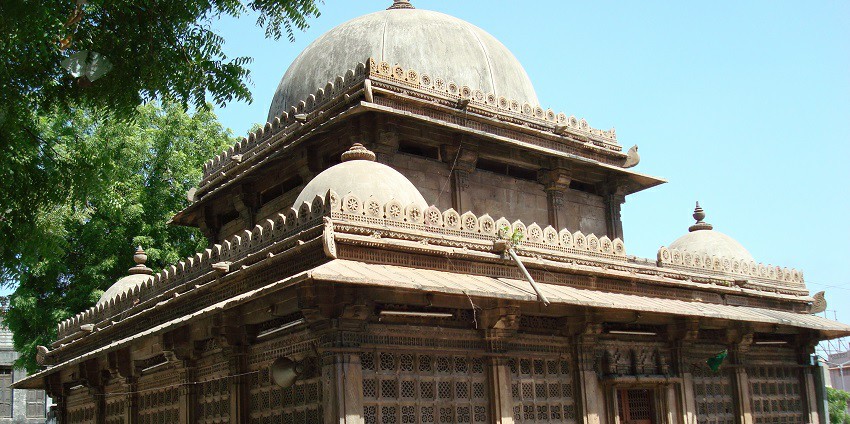 Rani Sipri also known as Rani Sipri’s Masjid is a famous mosque in Ahmedabad