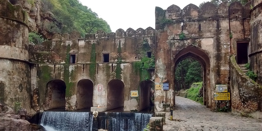 Hamir Kund leading to entrance of Ranthambore Fort, top spot in Ranthambore tourist places