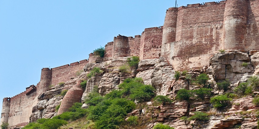 A picturesque view of Mehrangarh Fort as seen from the Rao Jodha Desert Rock Park.