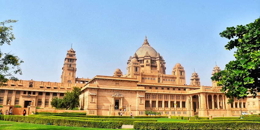 The grand entrance of Ratangarh Fort, the best place near Tal Chhapar Wildlife Sanctuary.