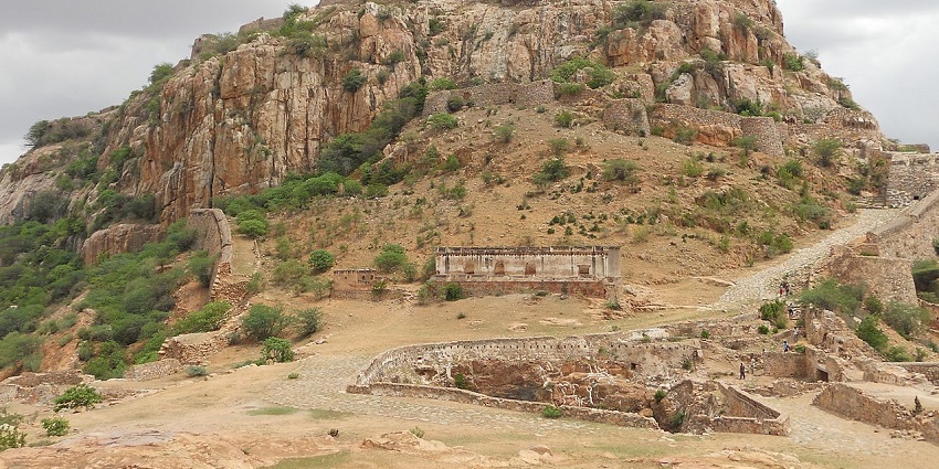 Ravadurg Gooty Fort offers ancient temples, stunning views, and adventure.