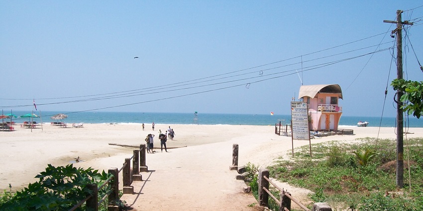 A picture of the entrance of the Majorda beach in Goa with golden sand spread all across