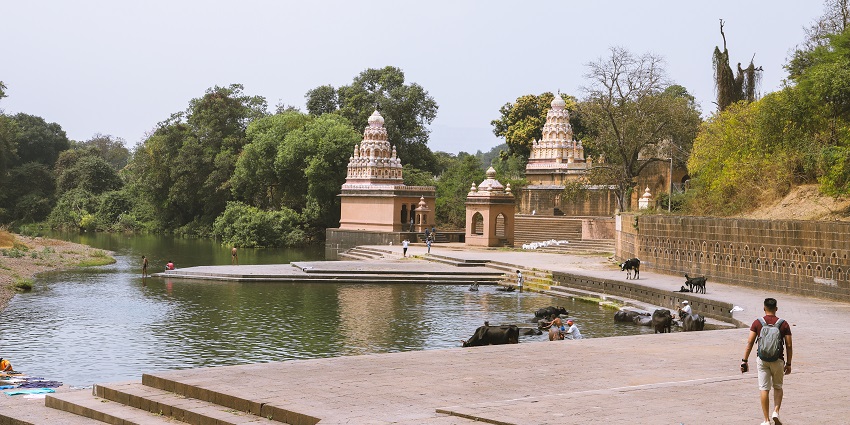 Relaxing by the Tilwara Ghat, is one of the most rejuvenating things to do in Jabalpur