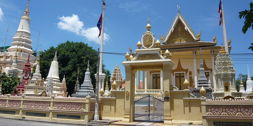 Enjoy a quite time at Wat Botum Park for a refreshing escape from the bustle of the city.