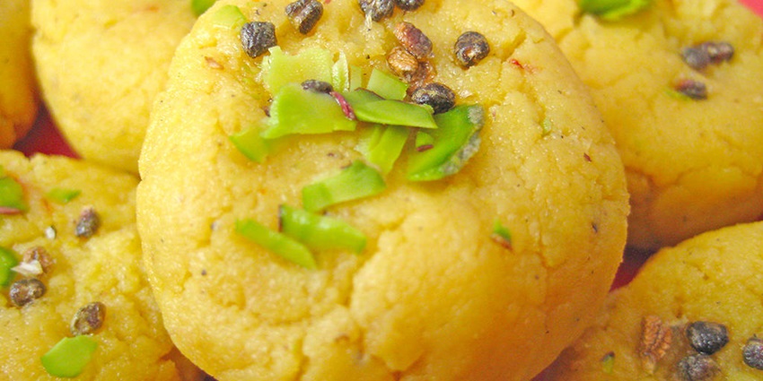 Visitors must savour the famous sweet combos of the city like Thandai and Peda.