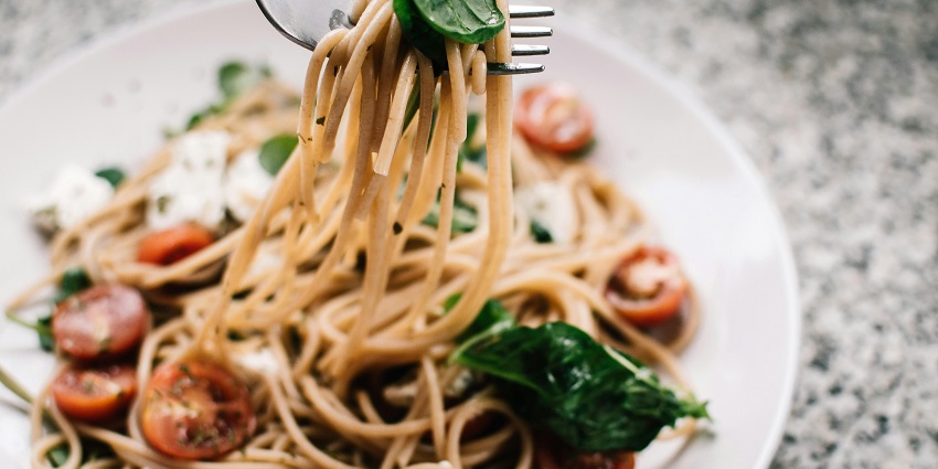 Beautiful mouthwatering snap of the pasta being served in the platter in the restaurant