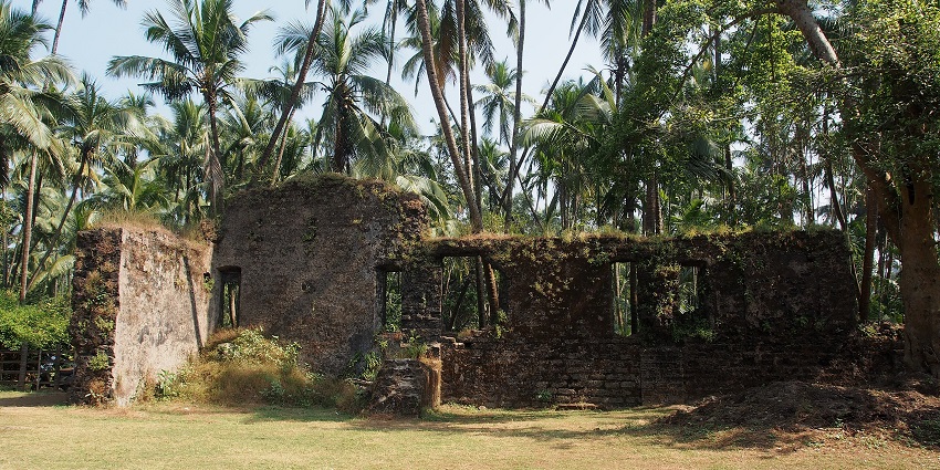 Couples can explore Revdanda Beach fort while enjoying serene Arabian Sea views.