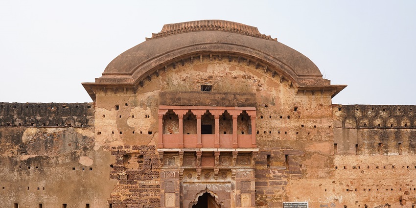 Panoramic image of the old Rewa Fort featuring regal architecture with vast courtyard.